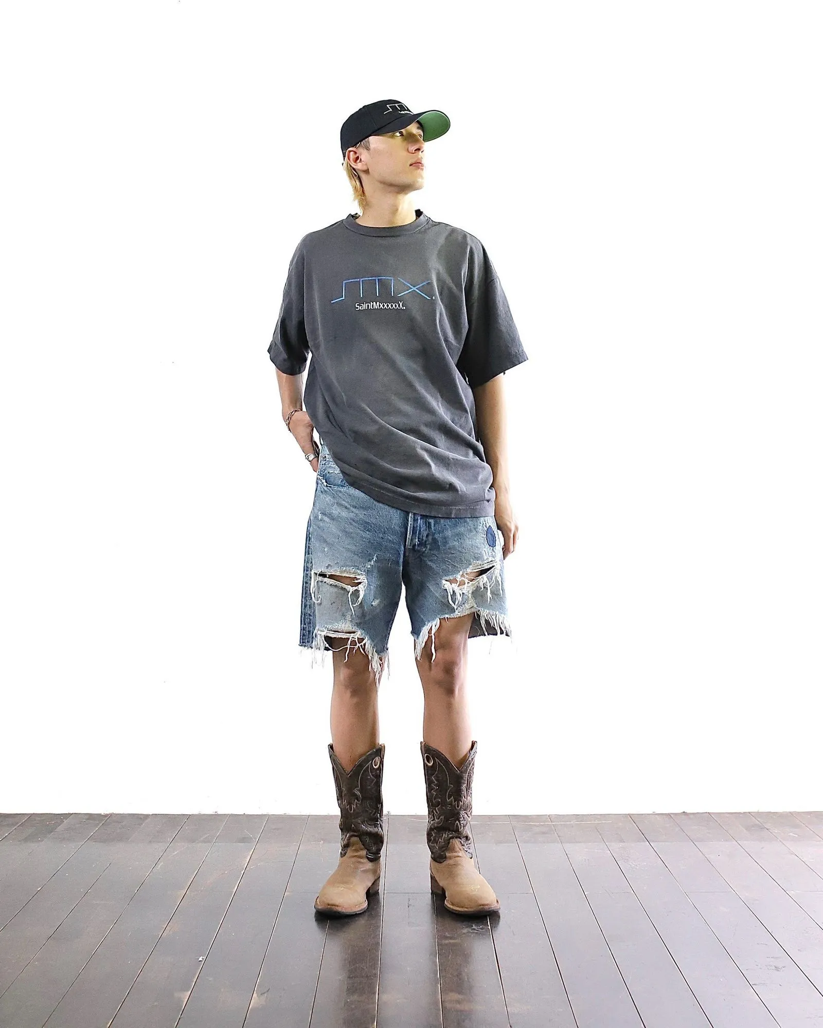 SAINT Mxxxxxx SM6 TEE/BLK latest model SM6 basic LOGO printed TEE, washed black S-XL, garment dyeing, heavy washing to make old, hanging holes, highly restored original printing, correct with anti-counterfeiting angel mark